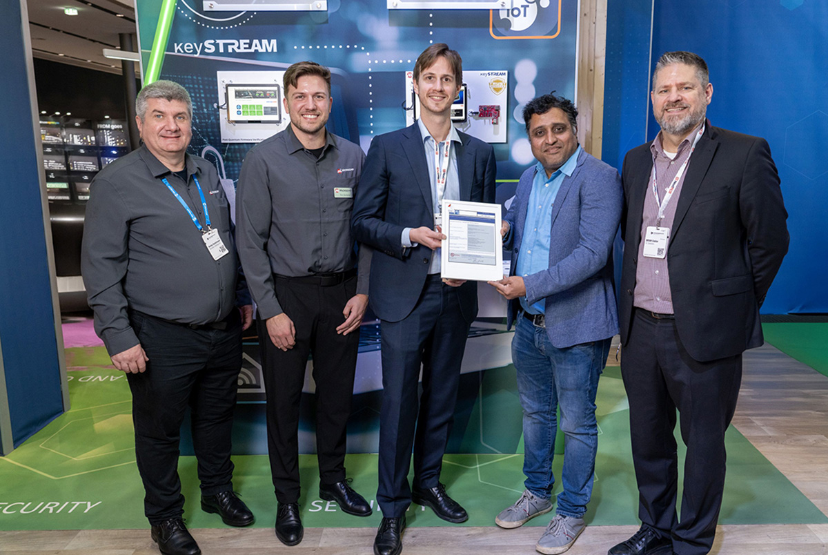 Od lewej do prawej: Markus Austermayer, kierownik ds. segmentu klientów w firmie Microchip; Tim Scherer, starszy inżynier ds. zastosowań w terenie w firmie Microchip; Stefano Floridan, globalny specjalista ds. sprzedaży produktów w firmie UL Solutions; Manjunath Reddy, główny inżynier ds. zapewnienia jakości oprogramowania w firmie Microchip;Brian Gabler, dyrektor regionalny ds. sprzedaży w firmie UL Solutions