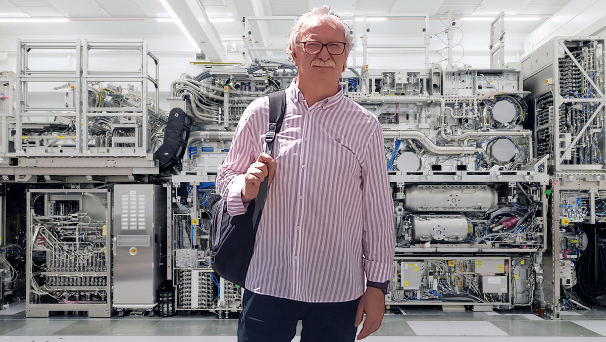 rzegorz Kamiński. W tle maszyna do fotolitografii EUV firmy ASML