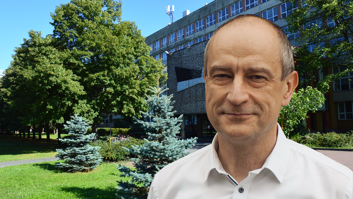 Prof. dr hab. inż. Tomasz Starecki na tle budynku Wydziału Elektroniki i Technik Informacyjnych Politechniki Warszawskiej