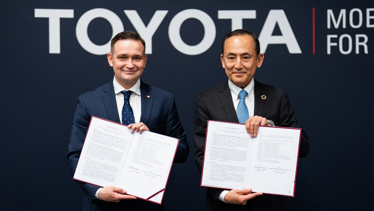 Michał Jaros, Sekretarz Stanu w Ministerstwie Rozwoju i Technologii i Shinichi Yasui, Executive Vice President Toyota Motor Europe. Fot: Marek Księżarek | źródło: wroclaw.pl