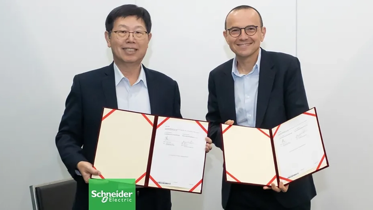 Young Liu, prezes Foxconn i Olivier Blum, dyrektor generalny Schneider Electric | źródło: Schneider Electric