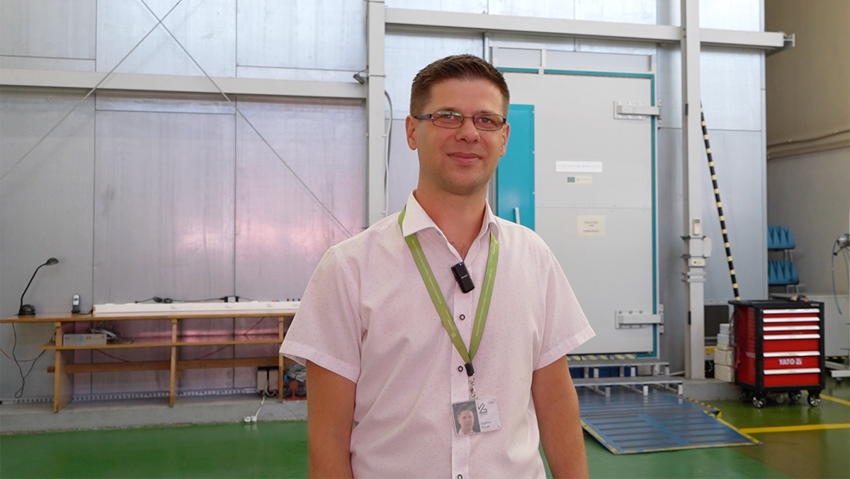 Szymon Robak, kierownik Laboratorium Badań Kompatybilności Elektromagnetycznej w Łukasiewicz - AI. Fot. Agnieszka Kubasik