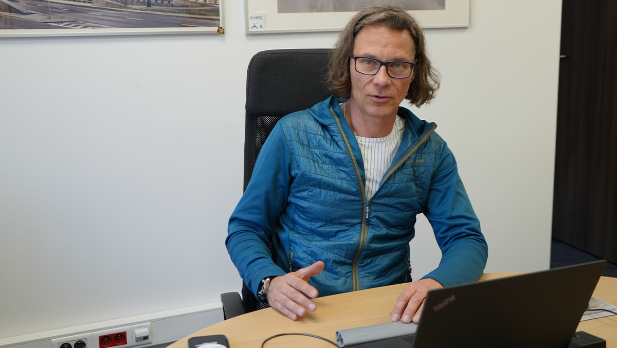 Jarek Baszak w swoim warszawskim biurze. Fot. Agnieszka Kubasik