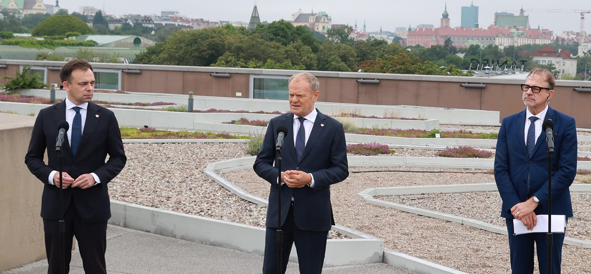 Andrzej Domański, minister finansów i gospodarki, Donald Tusk, premier RP oraz Josef Aschbacher, dyrektor generalny ESA | źródło: Kancelaria Prezesa Rady Ministrów w Polsce