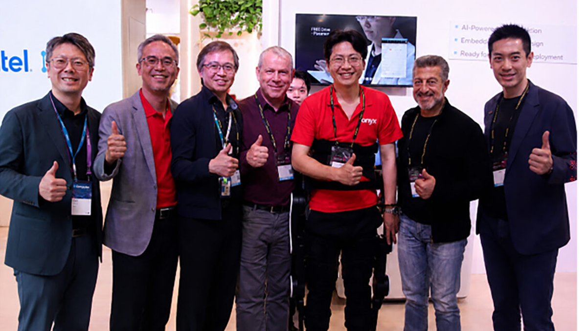 Od lewej: Carl Chou, kierownik ds. obsługi klientów, Intel Taiwan; Peter Chen, wiceprezes, Onyx Healthcare; Bing Chen, dyrektor, Intel Taiwan; Michael Hurley, starszy wiceprezes ds. inżynierii krzemu i platform, Intel; Andy Liao, specjalista ds. sprzedaży, FREE Bionics; Eason Lin, dyrektor ds. sprzedaży, Onyx Healthcare (z uprzężą), Alex Katouzian, wiceprezes wykonawczy i dyrektor generalny działu Client Computing and Physical AI Group w firmie Intel, oraz John Chuang, prezes firmy Onyx Healthcare. (Źródło zdjęcia: Intel Corporation).