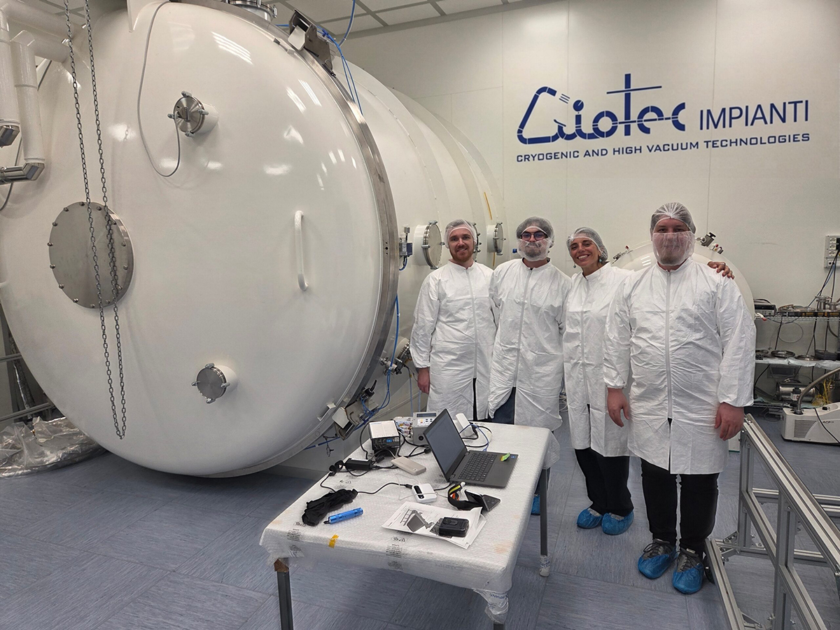 Zespół włoskiej firmy Criotec przy komorze próżniowej, w której testowana była rampa firmy Astronika | źródło: ESA / AST / Criotec