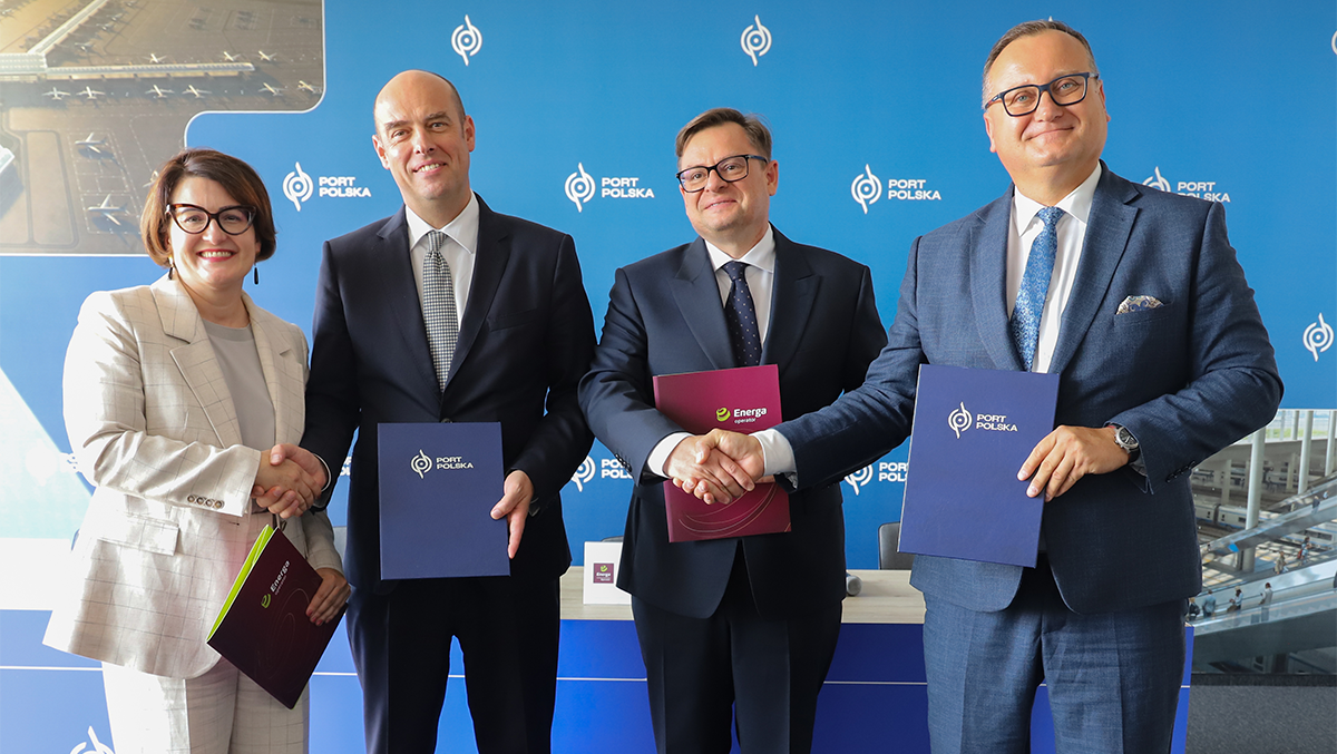 Karolina Lipińska, wiceprezes Energa-Operator; Marcin Michalski, Port Polska; Robert Świerzyński, prezes Energa-Operator; Piotr Rachwalski, Port Polska | źródło: Energa-Operator