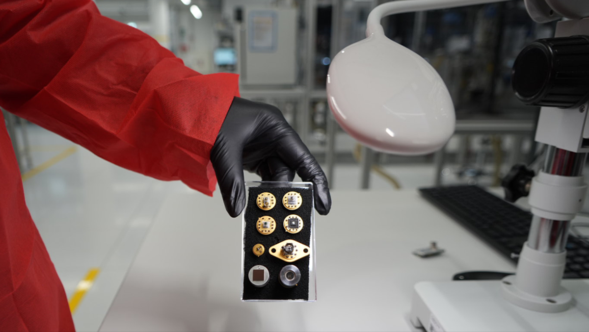 Detektory podczerwieni i układy optyczne produkowane w VIGO Photonics. Fot. Agnieszka Kubasik