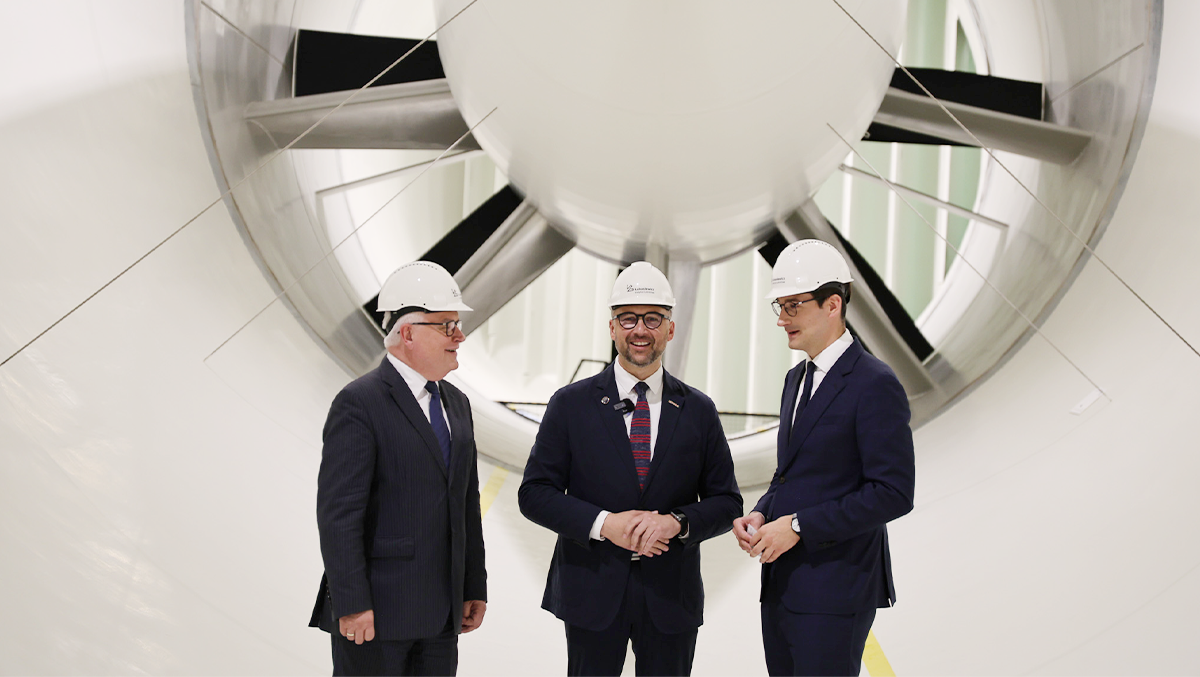 Dr hab. inż. Cezary Szczepański, dyrektor Łukasiewicz – ILOT; Marcin Kulasek,minister nauki i szkolnictwa wyższego oraz dr Hubert Cichocki, prezes Centrum Łukasiewicz | źródło: Łukasiewicz - ILOT