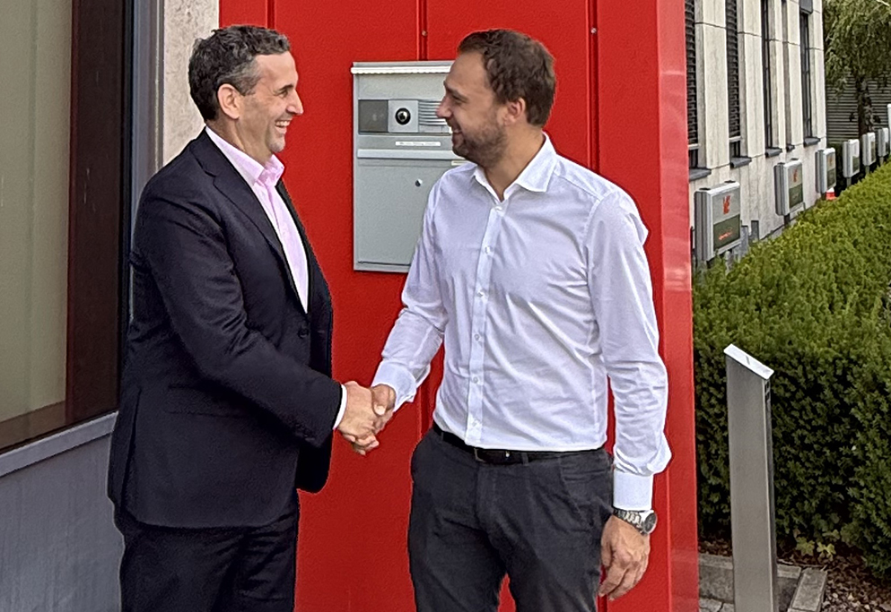 Podpisanie umowy o współpracy: Daniel Jacob, dyrektor generalny STARTEAM GLOBAL, oraz Manuel Mairhofer, członek zarządu Würth Elektronik GmbH & Co. KG. Źródło: Würth Elektronik GmbH & Co. KG – Technologia płytek drukowanych