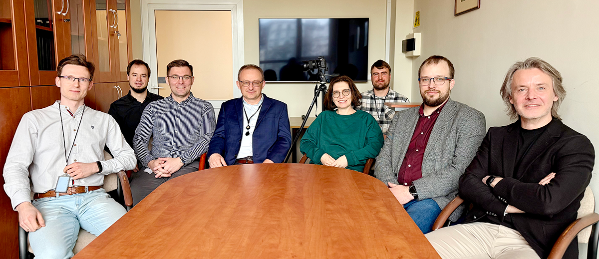 Rozmowa o wybranych projektach realizowanych w Laboratorium Zakładu Układów Mikrofalowych Instytutu Systemów Elektronicznych - ISE PW. Od lewej: mgr inż. Andžej Šerlat, mgr inż. Michał Kalisiak, dr inż. Dominik Sikora, dr hab. inż. Krzysztof Czuba, Agnieszka Kubasik z redakcji Mikrokontroler.pl, mgr inż. Radosław Papis, dr inż. Maciej Urbański, dr hab. inż. Arkadiusz Lewandowski. Fot. Michał Szapiro