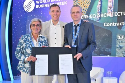 Od lewej: Simonetta Cheli, dyrektor ds. programów obserwacji Ziemi w ESA; Jeffrey Apeldoorn, wiceprezes ds. misji ESA/UE w ICEYE; Christoph Kautz, dyrektor ds. polityki kosmicznej, nawigacji satelitarnej i obserwacji Ziemi (DEFIS) w Komisji Europejskiej.