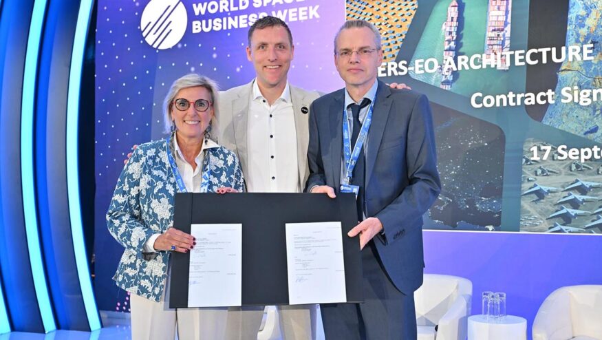 Od lewej: Simonetta Cheli, dyrektor ds. programów obserwacji Ziemi w ESA; Jeffrey Apeldoorn, wiceprezes ds. misji ESA/UE w ICEYE; Christoph Kautz, dyrektor ds. polityki kosmicznej, nawigacji satelitarnej i obserwacji Ziemi (DEFIS) w Komisji Europejskiej.
