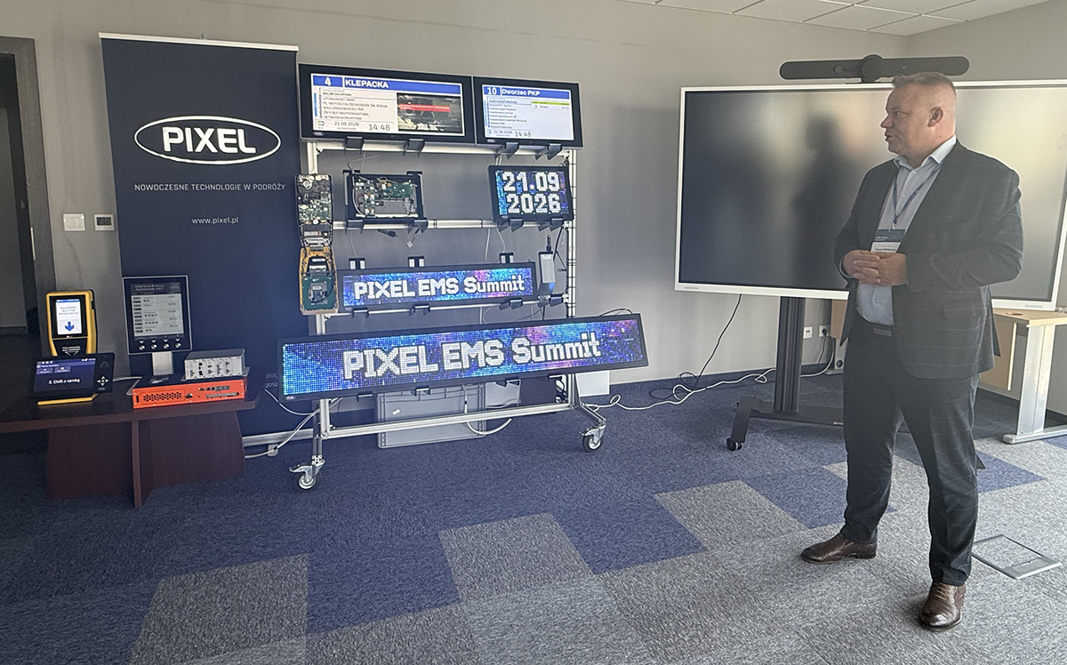 Dariusz Wittkowicz, szef marketingu, opowiada o produktach firmy PIXEL. Fot. Agnieszka Kubasik 