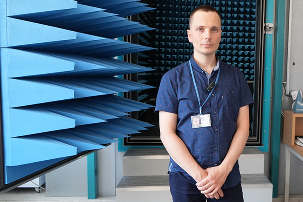 Michał Mitas z Łukasiewicz - AI opowiada o normach i badaniach urządzeń z komunikacją bezprzewodową. Fot. Agnieszka Kubasik