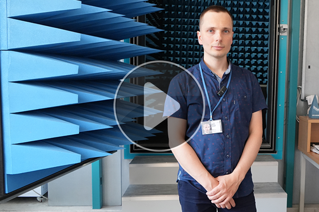 Michał Mitas, kierownik laboratorium Badań Urządzeń Radiowych w katowickim instytucie Łukasiewicz - AI, opowiada o badaniach urządzeń z interfejsem komunikacji bezprzewodowej, jak Wi-Fi, Bluetooth, LTE czy 5G, przeprowadzanych w komorze bezodbiciowej. Zapraszamy do obejrzenia filmu! [materiał redakcyjny]