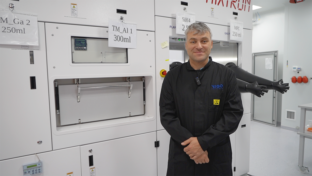 Dr Adam Piotrowski w laboratorium VIGO Photonics, gdzie wytwarzane są warstwy epitaksjalne. Fot. Agnieszka Kubasik