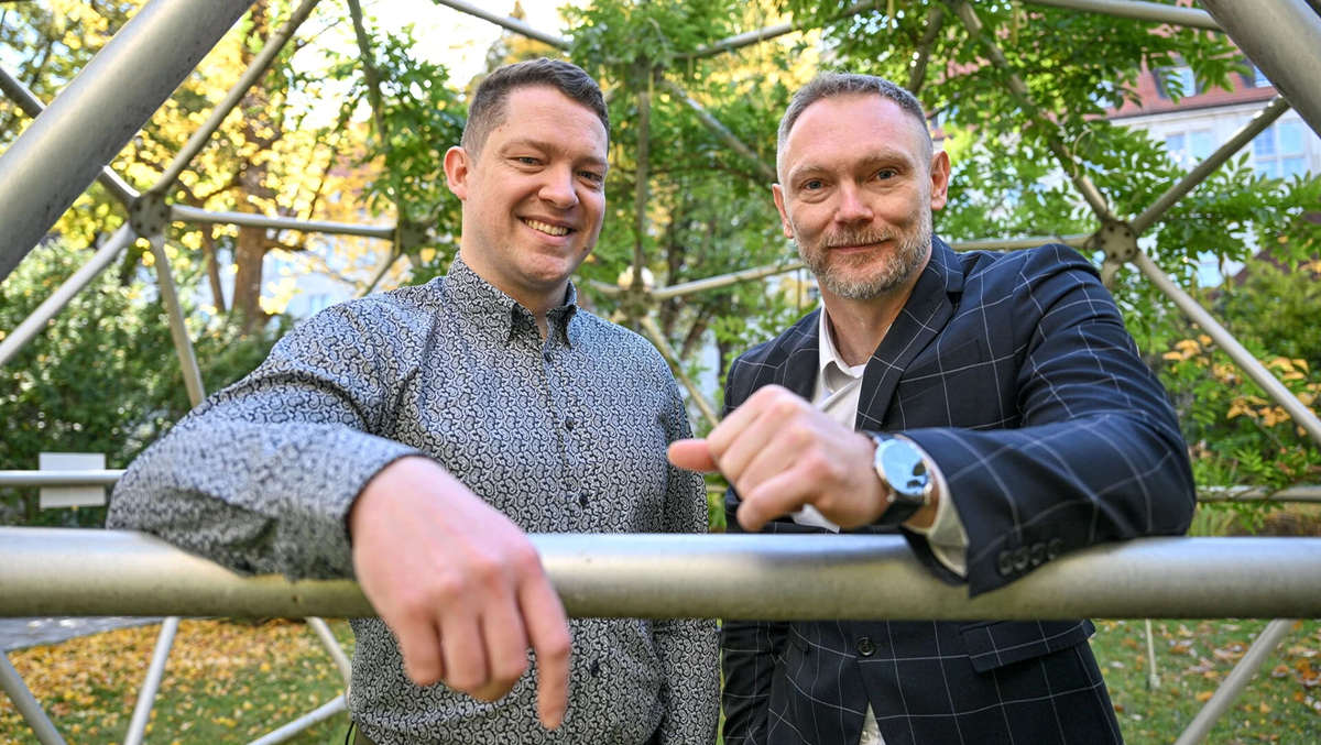 Mikołaj Badura z Wydziału Elektroniki, Fotoniki i Mikrosystemów oraz Marcin Syperek, prof. uczelni z Wydziału Podstawowych Problemów Techniki | źródło: Politechnika Wrocławska