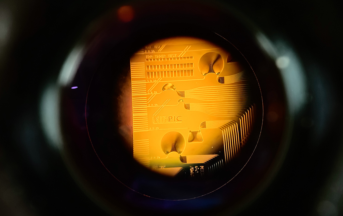HyperPIC – chip pod mikroskopem. Fot. VIGO Photonics