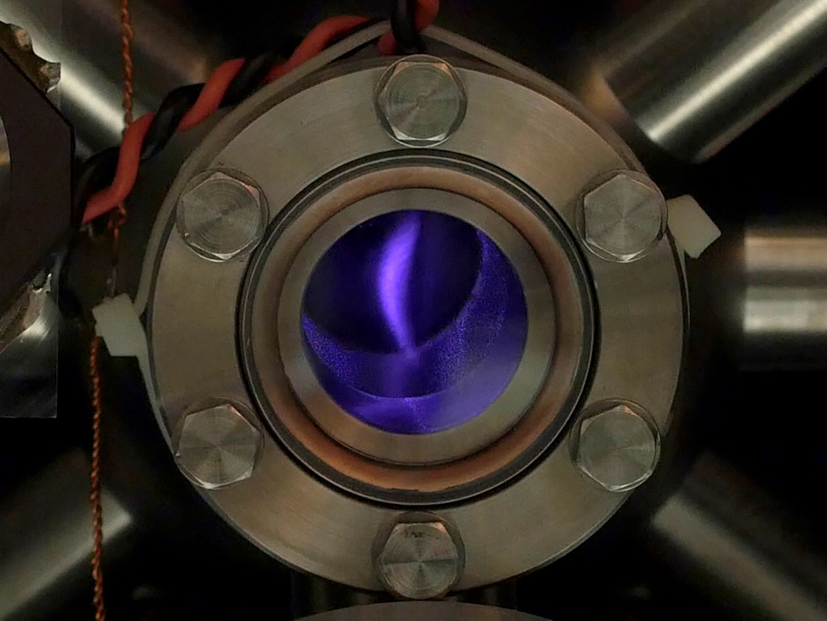 Zdjęcie w podczerwieni komory próżniowej przedstawiające fluorescencyjną chmurę atomów cezu. (wykorzystanie zdjęcia dzięki uprzejmości Mareike Bernien)