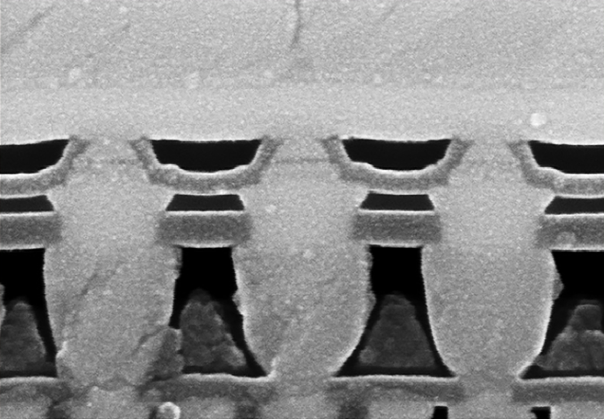 Przekrój pamięci STT-MRAM firmy Everspin wykonanej w technologii 28 nm | źródło: Yole Group 2023) 