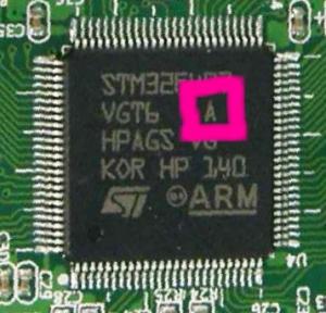 Fot. 3. Zaznaczona litera określa wersję krzemu zastosowanego w mikrokontrolerze (w przykładzie jest to wersja 