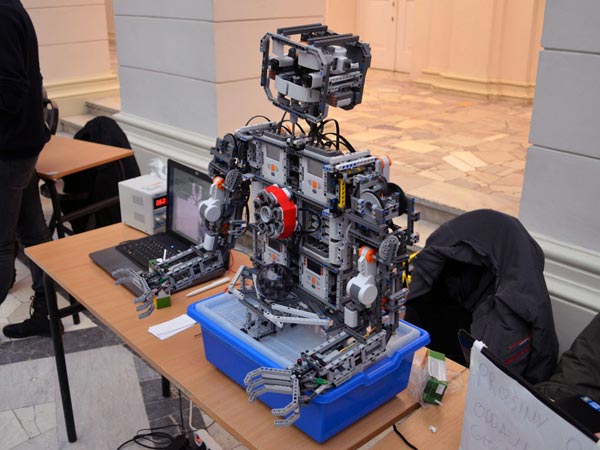 Fot. 7. Robot zbudowany z 6 zestawów Lego Mindstorms śledził „spojrzeniem” specjalną piłkę i naśladował ruchy ręki operatora
