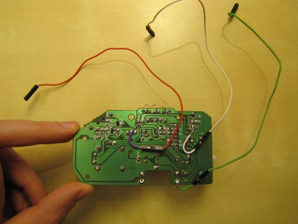 Fot. 9. Płytka kontrolera z wyprowadzonymi przewodami (biały: sterowanie podczerwonymi diodami LED, czerwony: zasilanie +, zielony: zasilanie –)