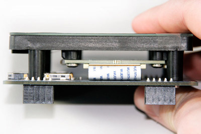 Fot. 4. Wyświetlacz ze sterownikiem jest połączony z PCB modułu przy pomocy taśmy – istnieje możliwość jego demontażu, np. w celu wykorzystania go we własnych urządzeniach