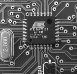 Fot. 5. Kompletne oznaczenie mikrokontrolerów AT91SAM7S128